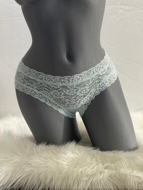 Victoria’s Secret Lace Cheeky Strappy Back Panty Underwear. NWT